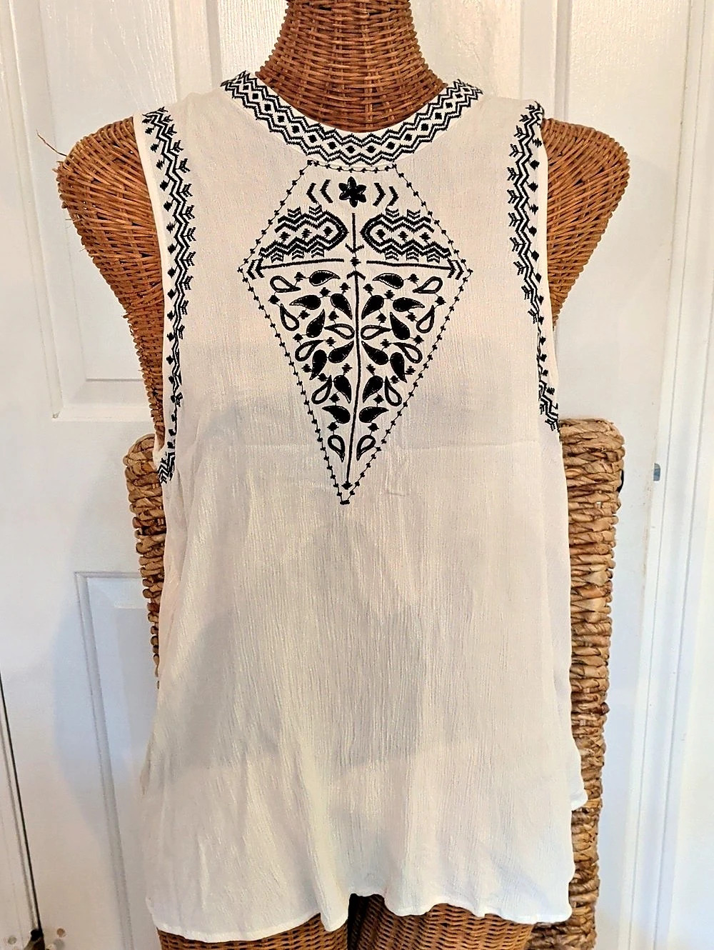Mossimo Supply Co. Women's Embroidered Tunic White & Black Size XXL Like New